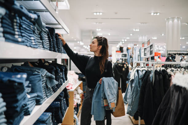 Women shopping (Levi’s) Denim Jeans in a clothing- λιβαισ